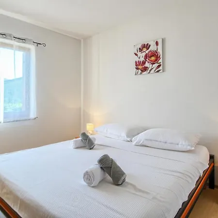 Апартаменты Apartments Macuka 4- 400M From The Beach Премантура